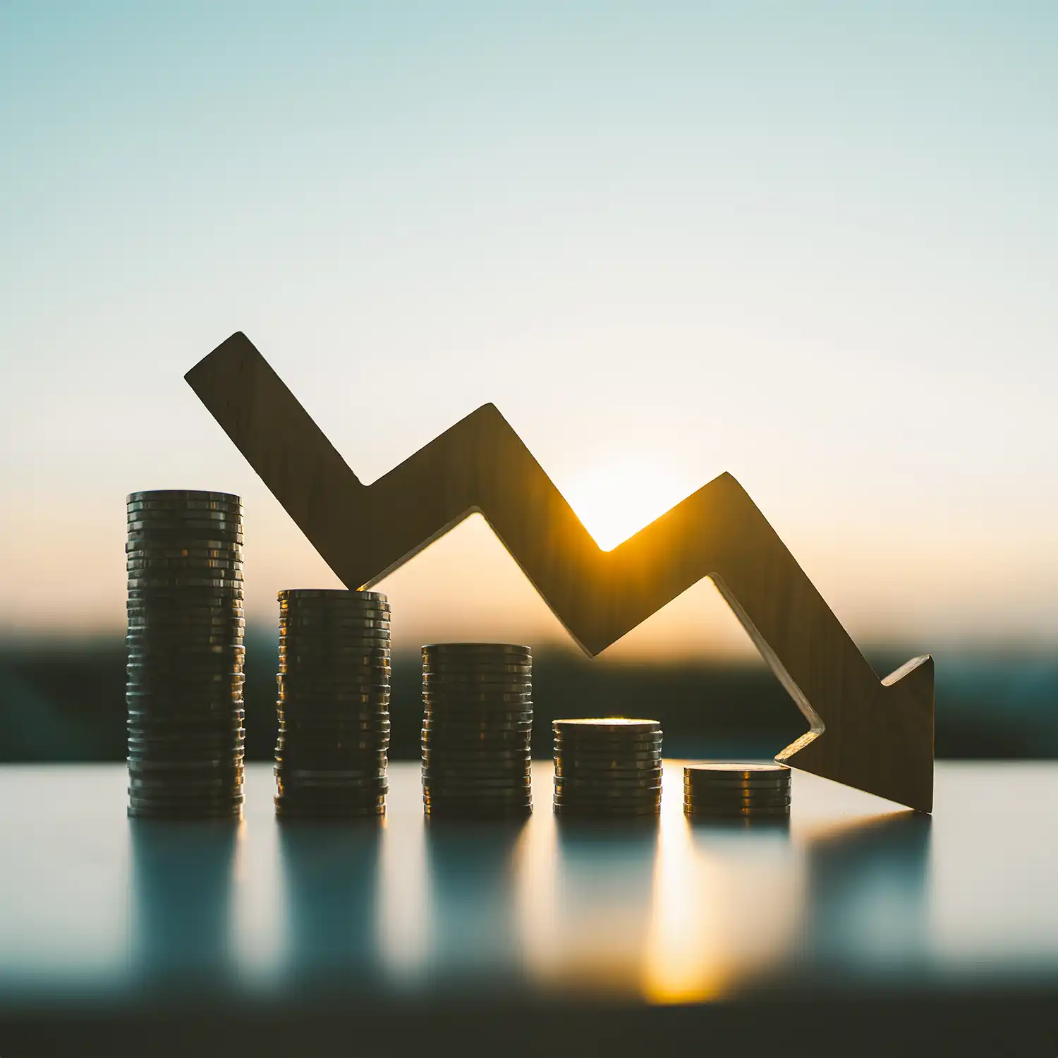 Pfeil nach unten mit Münzstapel. Konzepte für Erfolg, Methoden, Systeme zur Anhebung oder Senkung der Fed-Zinsen zur Korrektur der Inflation.